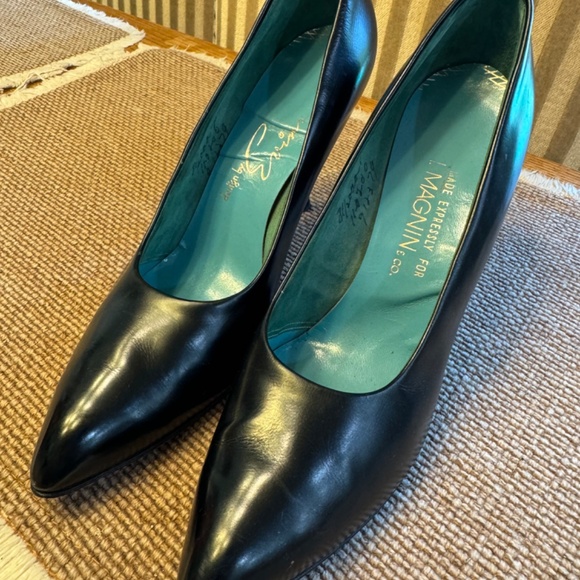 VINTAGE BLACK LEATHER PUMPS - Picture 10 of 10